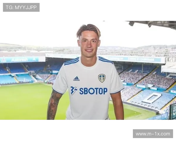 堂安律与科赫联袂亮相法兰克福 共同为球队争光显实力