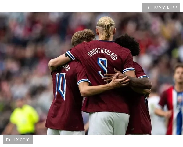 特写：终场哨响，姆巴佩与哈兰德交换球衣，耳语交流